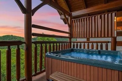 Image de Resort Cabin w/Mountain Views! Hot Tub + Game Room