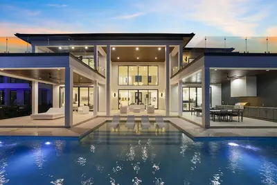 Image de Miramar Beach 309 - Huit Chambres Villa, Couchages 36