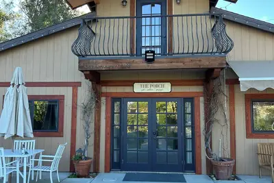 Image de Enchanted Hillside Barn Retreat – French Country Living - Serene Gardens