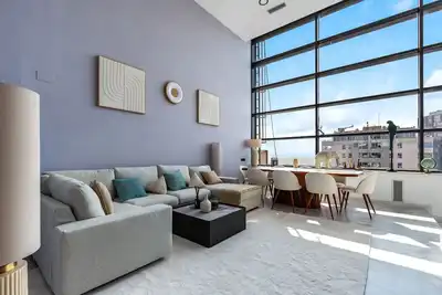 Image de Penthouse Duplex with Top Views!