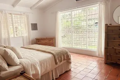 Image de Peaceful Payne’s Bay Home, minutes from the beach