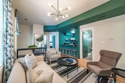 Image de Lucky Green | 9br, Parking, Sleeps 19 | By Wrigley