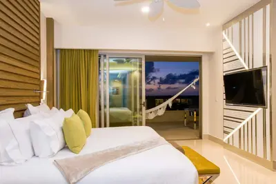 Image de Elegant 1br Getaway—2 Baths, Private Balcony, Sunset Views