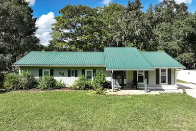 The Lily - Lakeside Retreat