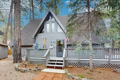 Cozy cabin w/ large wrap-around deck, master suite w/ fireplace, & desk space