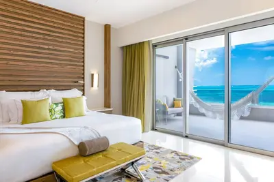 Image de Ocean-View 1br Suite in Cancun—1, 246 sq ft of Refined Coastal Elegance