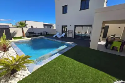 Image de Villa avec piscine chauffée et jacuzzi