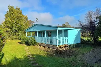 Image de Blue house just 2 minutes from the Parc Animalier de Saint Croix!
