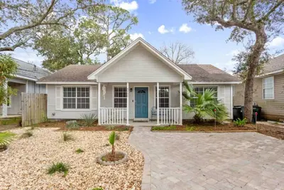 Image de New! Blue Door Bungalow on Innerarity Island