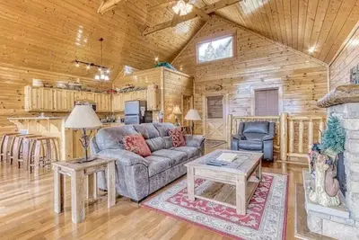 Image de Cozy cabin in lovely Sevierville with Picturesque MountainViews•HotTub