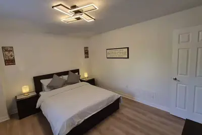 Image de Fully furnished 1-bedroom suite Ground level unit, detached home with patio door