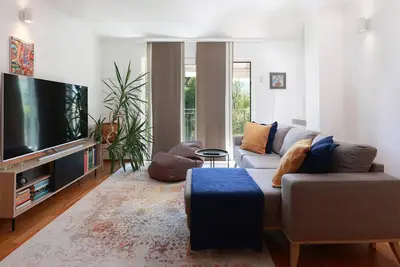 Image de Belle maison à Jurdani avec sauna