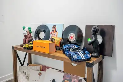 Image de The Britt| King Bed, Jacuzzi Gym Pool and More| Your Downtown Getaway|