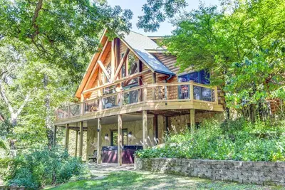 Image de Relaxing Log Home Escape - Sauna, Hot Tub & Billiards!