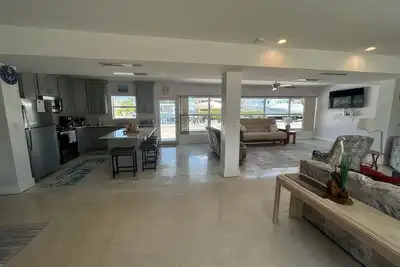 Comfortable, Spacious 3-Br, 2-Ba-1 level home- Deep dock on canal, Islamorada