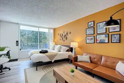 Cozy King Studio | Zoo, Dt & Jacksonville U