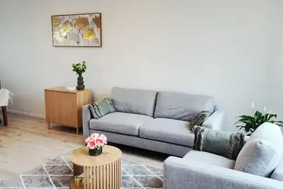 Image de Modern 3br Townhouse | Office, Parking & Walk to Train or Bus