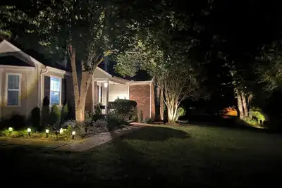 Image de Convenient, cozy home surrounded by trees, 6 miles to Bna, 13 miles to downtown.