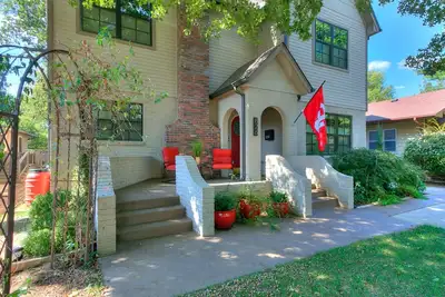 Image de Walk to campus! \nLuxurious 5-bedroom house with pool, hot tub & game room!