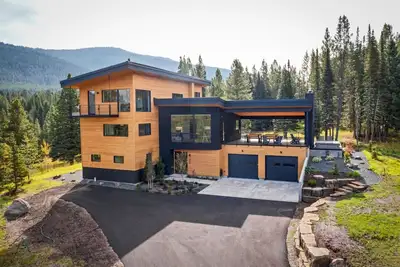 Image de Bridger Canyon Passive Haus | 4br/4. 5ba Mtn Retreat w/ Tub
