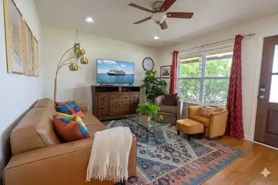 Image de 3br SoCO Beauty | Free Parking ❤️ Large Yard, Mins to Downtown