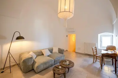 Image de Située dans le centre historique d’Ostuni, Terrazza d’Alba est une maison typique indépendante, avec plafonds voûtés et murs en pierre apparente, qui marie à la perfection charme ancien et confort moderne. L’entrée privée mène à un couloir