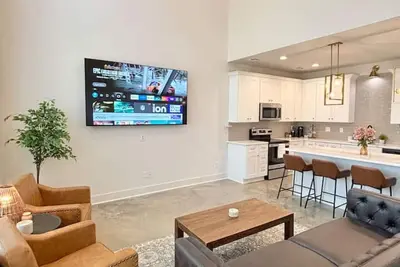 Image de Brass House 85 Tv King Bed Garage Cajun Luxury