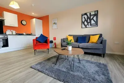 Image de Big 2bdr GFloor Apt | F/PrivParking | LongStayDisc