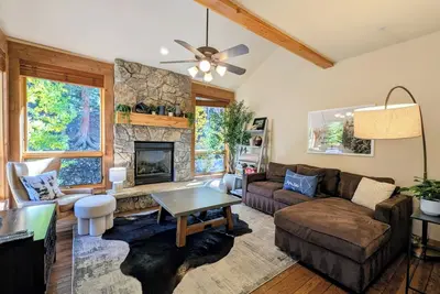 Image de Ski Retreat | Shuttle to Slopes + Pool & Hot Tub