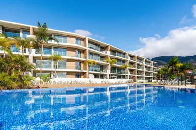 Image de 2 Piscines • Appartement de Luxe • Jardins & Vue