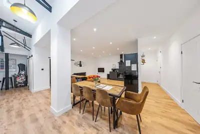 Image de Elevated Escape - 3 bedroom house with rooftop terrace, sauna, hot tub&cinema room