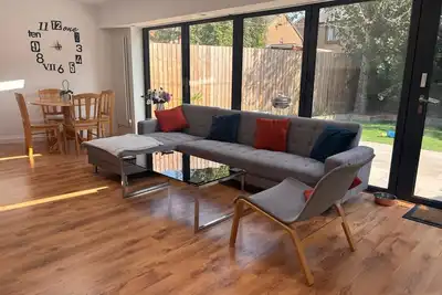 Image de Cardiff Central 3-bed Home | Parking | Garden Pool Table