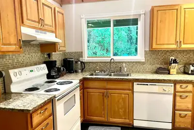 Image de Quiet cabin among the trees.