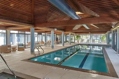 2 Units | Spacious Waterfront Stay near Berkeley Marina with Pool Access