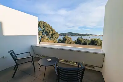 Image de Studio lumineux avec piscine et vue mer
