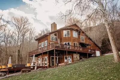 Image de Exclusive Ohio River Retreat with Hot Tub