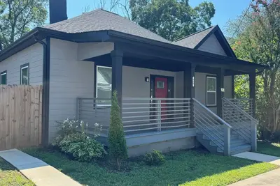 Image de Modern 3-bedroom house with hot tub and backyard near downtown Atlanta.