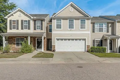 Centrally Located Raleigh Townhome w/ Pool Access