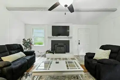 Image de Charming 3-bedroom house in Terrific Columbia Just Waiting for You.