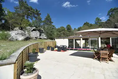 Image de L'Eden Roches, Piscine intérieure, rochers, immersion en forêt de Fontainebleau