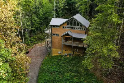 Image de Multi-Level Getaway | Pool, Hot Tub and Fireplace