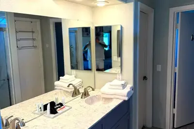 Image de Centrally Located Oasis. Enjoy Golf, Shopping, football & Spring Training