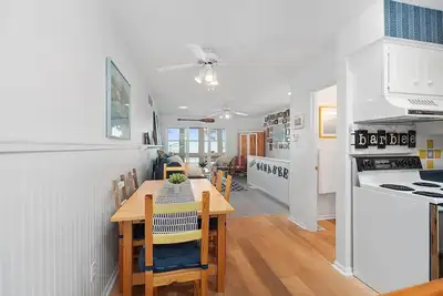 Image de Quaint and quiet 2-bedroom lake front condo overlooking Lake Wawasee.