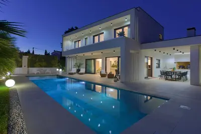 Image de Villa Luminosa with outdoor and indoor pool and sauna