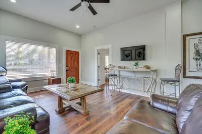 Image de College Hub 1 Mi to Dtwn: Greensboro Group Escape