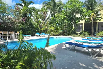 Image de Charming 2-bed, 2 1/2-bath townhome in the heart of Grace Bay, steps from beach!