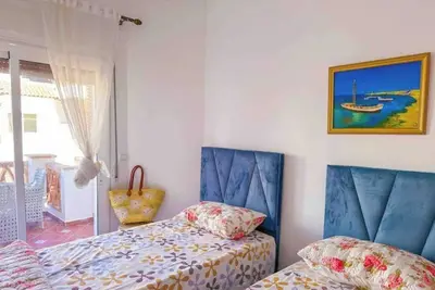 Image de Spacious terrace, pool and access to the sea.