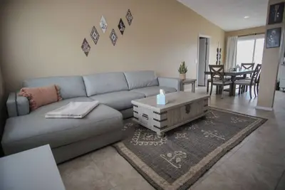 Image de Desert Oasis: Near I-10, Basketball Court + Gym