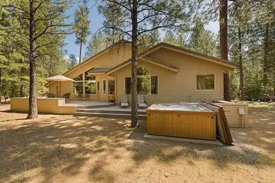Image de Large Bbr 4Bed 4Bath home, off of Gmgc 13th Hole. Next to private forest land
