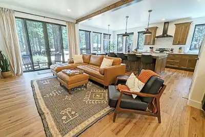 Image de Pine Mountain 6 - Brand New Home! 4 Bd, 4 Bath, Sharc, Hot Tub + More!